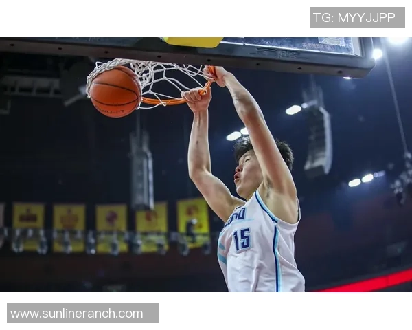 小杨泼水庆祝执教首胜 斯普利特高兴拿下比赛用球纪念